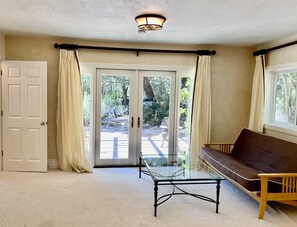 Fernseher, Kamin, DVD-Player, Bücher