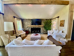 Fernseher, Kamin, DVD-Player, Bücher