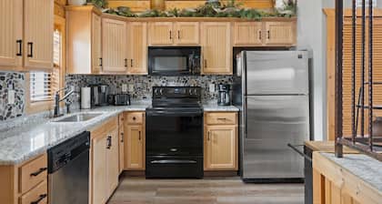 Walk-in Log Cabin with Walk-in Shower - Only Minutes from Shows!