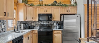 Walk-in Log Cabin with Walk-in Shower - Only Minutes from Shows!