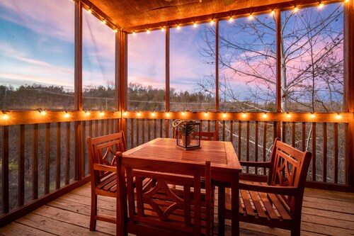 Walk-in Log Cabin with Walk-in Shower - Only Minutes from Shows!