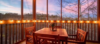 Walk-in Log Cabin with Walk-in Shower - Only Minutes from Shows!