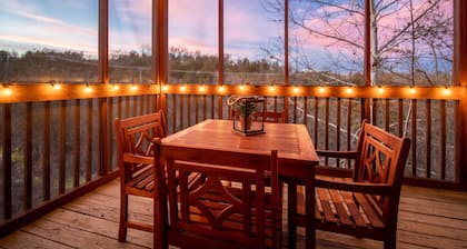 Walk-in Log Cabin with Walk-in Shower - Only Minutes from Shows!