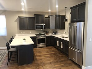 Réfrigérateur, micro-ondes, four, plaque de cuisson