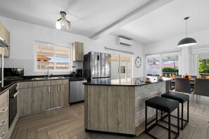 Private kitchen - *NEW* Modern Stylish 6BR 6BA Villa near PalmBeach (Noord)