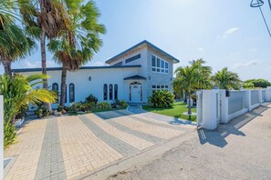 Exterior - *NEW* Modern Stylish 6BR 6BA Villa near PalmBeach (Noord)