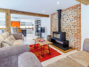 TV, fireplace