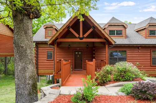 Walk-in Country Cabin in the Heart of Branson - Minutes from Attractions!