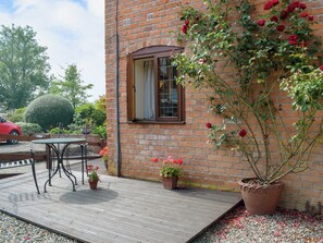 Outdoor dining - 1 bedroom accommodation in Tregynon (Tregynon)