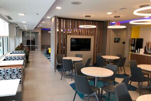 Petit déjeuner complet compris tous les jours
