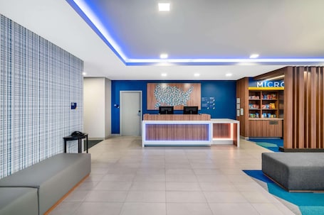 Lobby. Microtel Inn & Suites by Wyndham Hot Springs