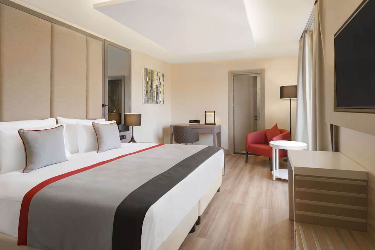 Hochwertige Bettwaren, Minibar, Zimmersafe, Schreibtisch