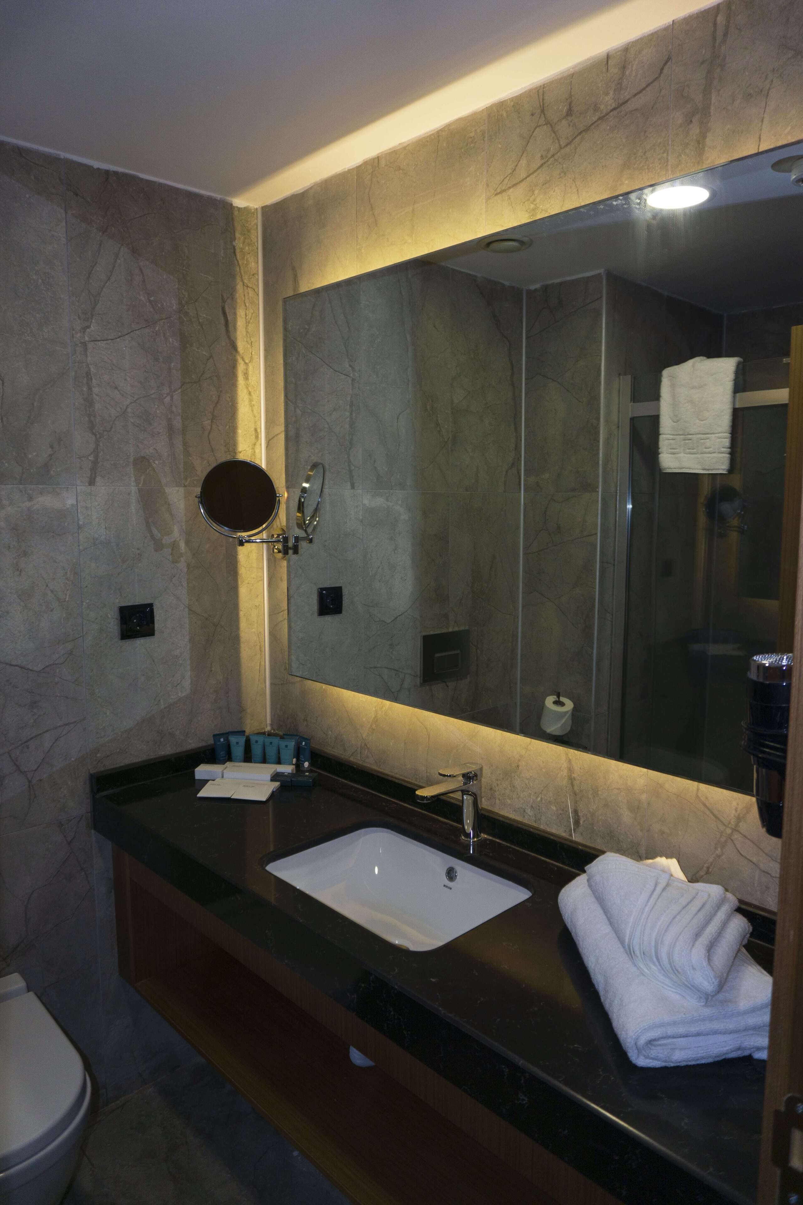 shower, rainfall showerhead, free toiletries, hair dryer