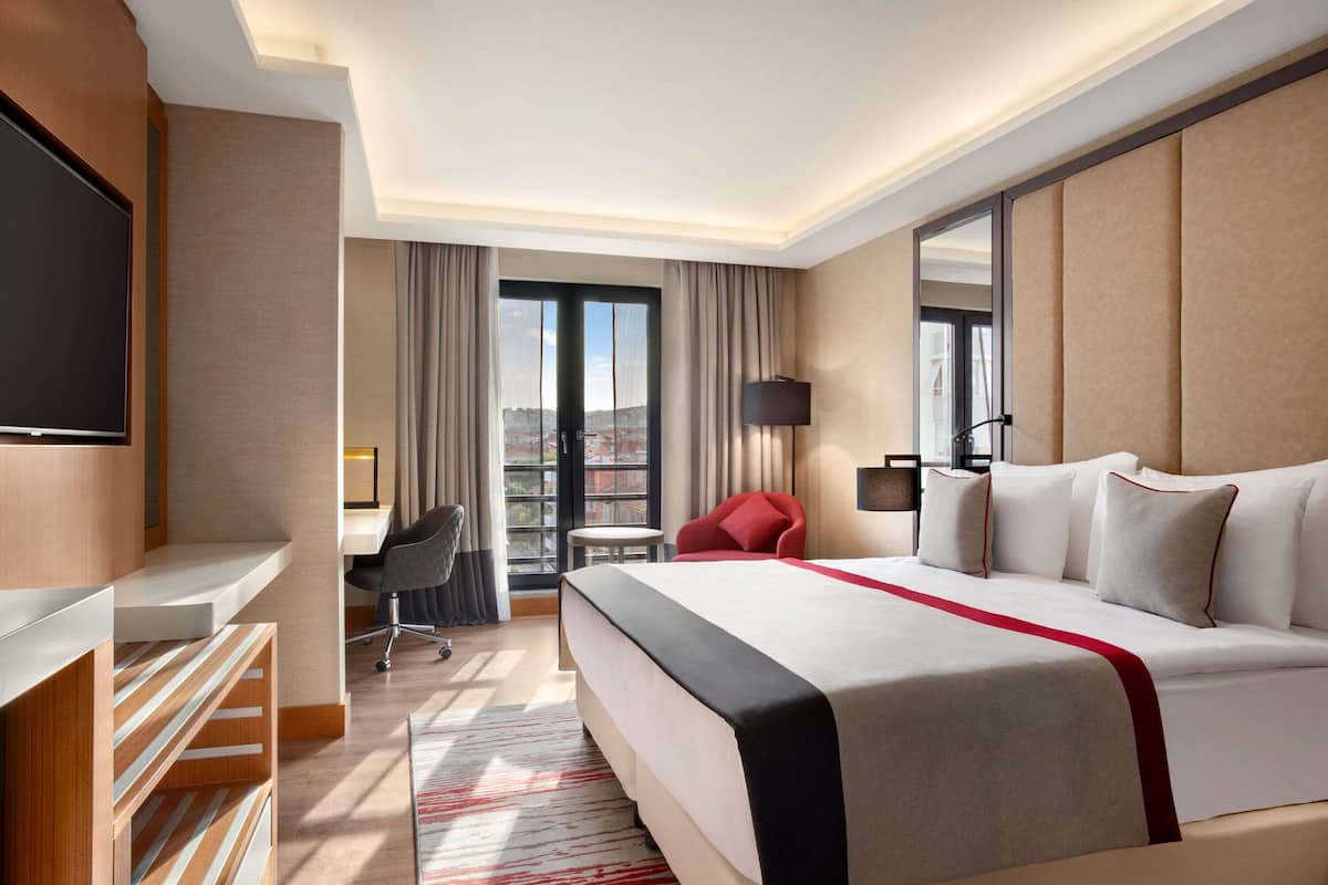 premium bedding, minibar, in-room safe, desk