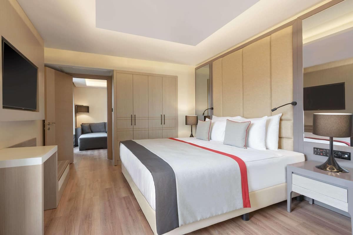 Hochwertige Bettwaren, Minibar, Zimmersafe, Schreibtisch