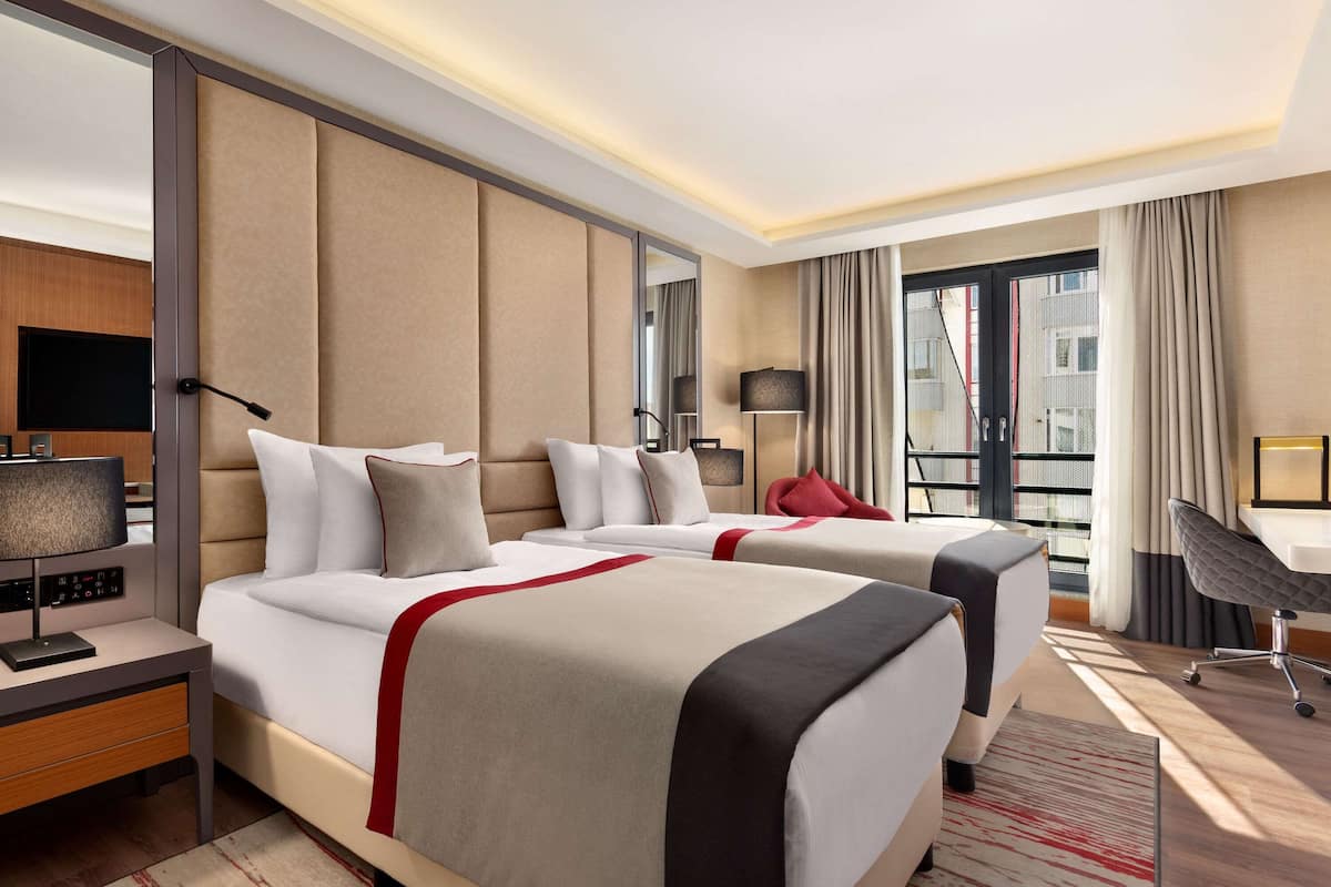 Hochwertige Bettwaren, Minibar, Zimmersafe, Schreibtisch