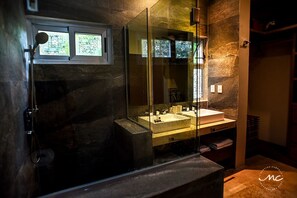 Een douche, handdoeken, zeep, toiletpapier