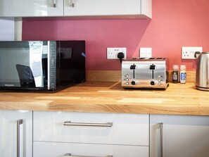 Dishwasher, highchair, freezer - 3 bedroom accommodation in Mauchline (Mauchline)