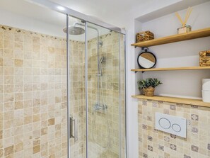 Ducha, artículos de higiene personal gratuitos y secador de pelo