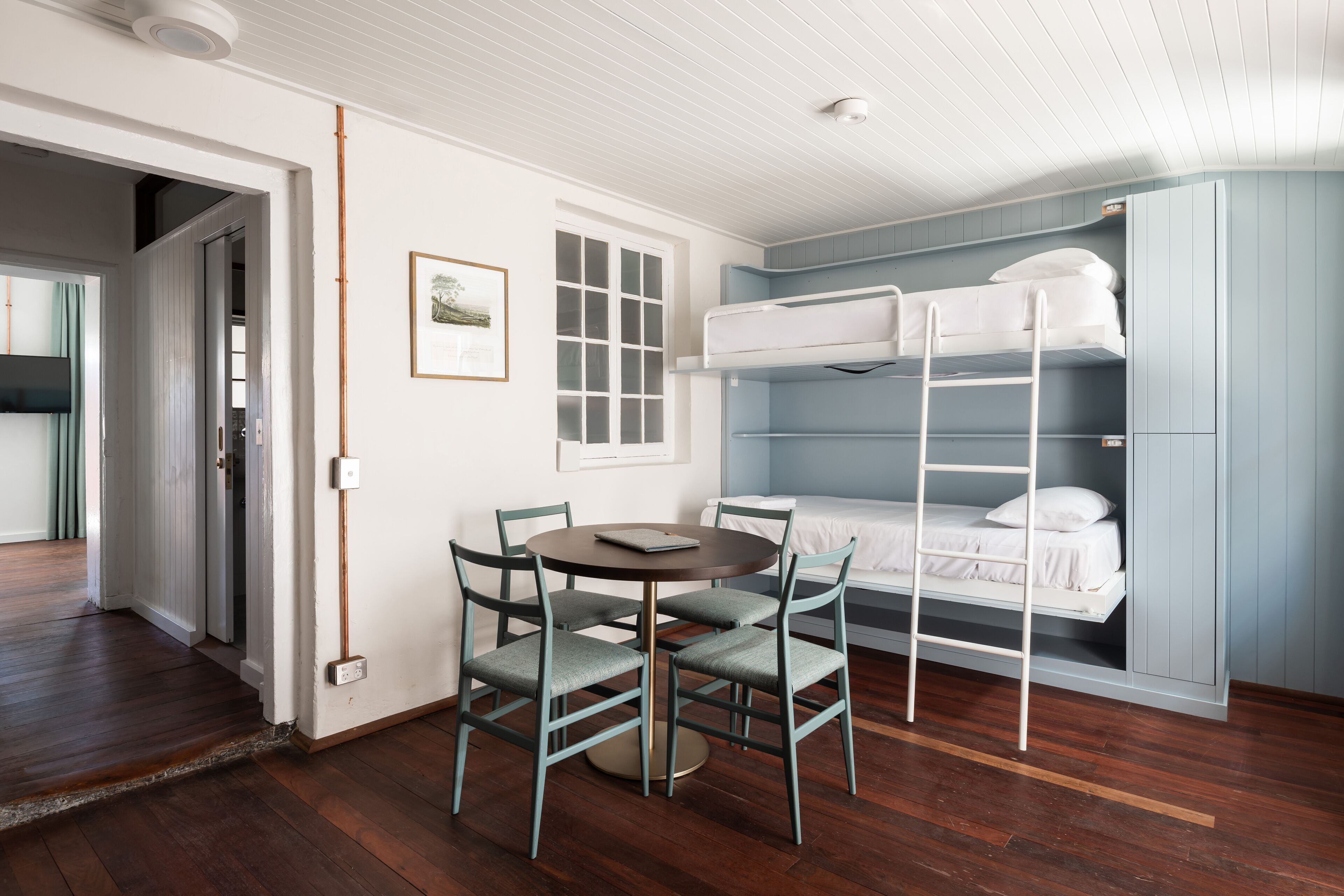 Articles de minibar gratuits, coffre-fort, décor unique