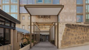 A building entrance with a sign reading "GARDE". - Garde Hotel and Warders Cottages (Fremantle)