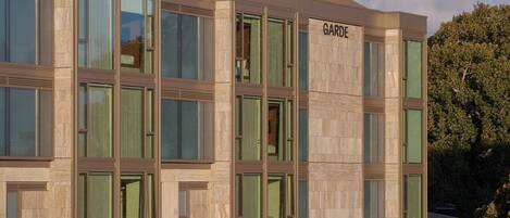 A modern building with large windows and a sign reading "GARDE".