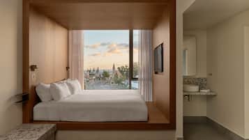 Gus Premium | 1 bedroom, free minibar, in-room safe, individually decorated