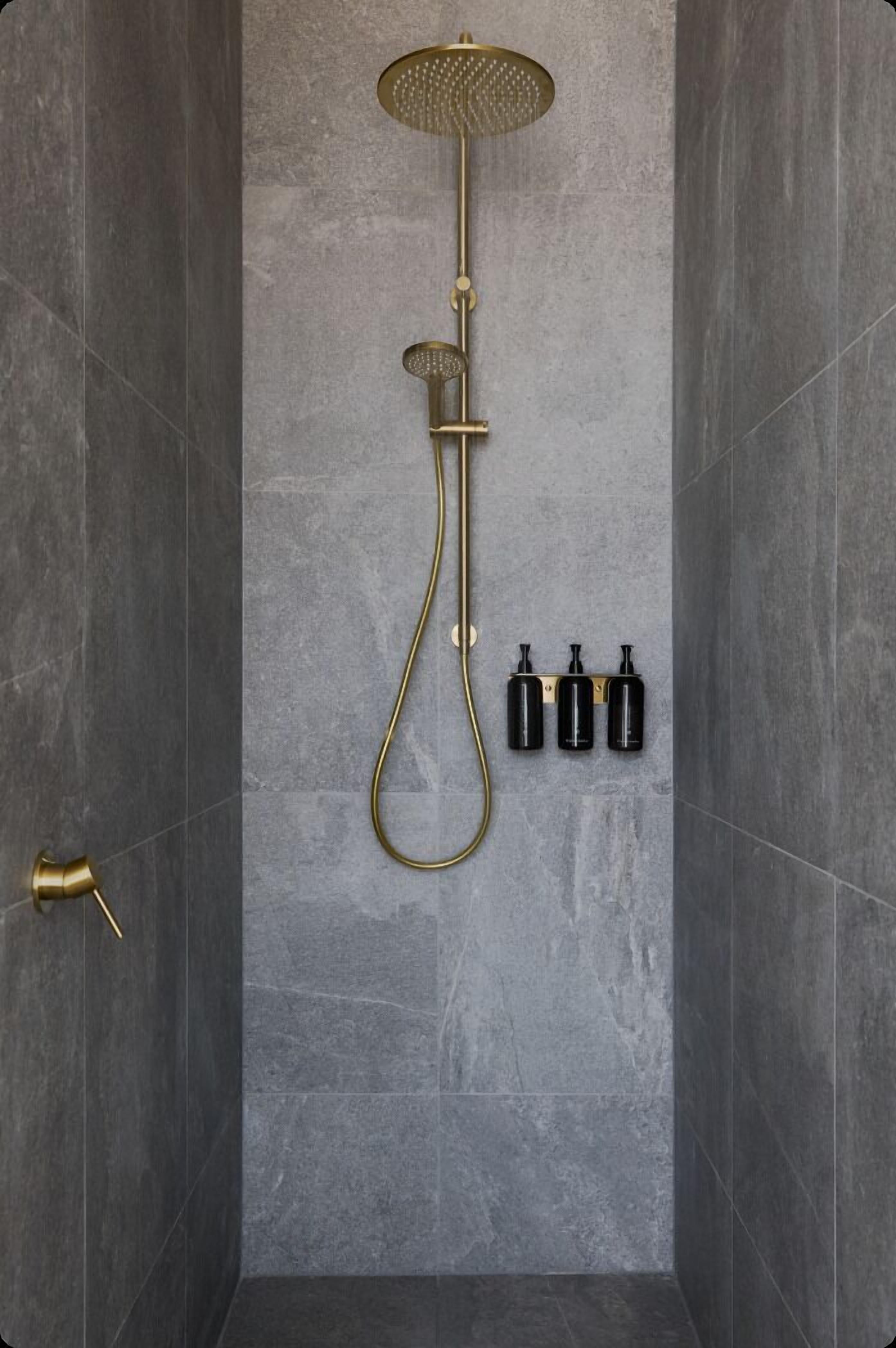 Amenidades de baño de diseñador, secadora de cabello, batas, toallas 