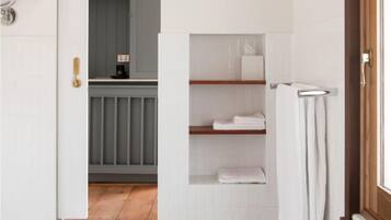 Dobbeltrom – exclusive, terrasse | Bad | Designertoalettartikler, hårføner, badekåper og håndklær