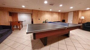 Games room - House located in the heart of the Poconos and convenient to all!!!! (Pocono Pines)