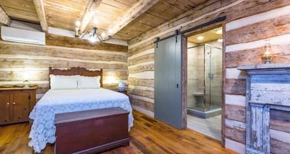 Bed&Breakfast in a 1795 Log Cabin on working farm, Margaret Baylor-Swoope suite