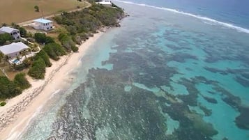 Sulla spiaggia, lettini da mare, teli da spiaggia