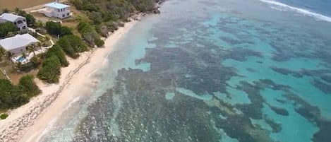 Sulla spiaggia, lettini da mare, teli da spiaggia