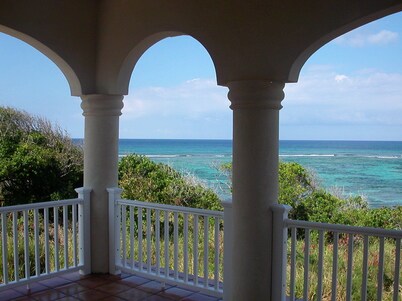 Another Day in Paradise, Luxury Villa on the Beach with private pool !!