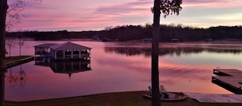 Lake Front Views 🔹 Boathouse 🔹 FirePit🔹 Private Beach 🔹 Theater Room