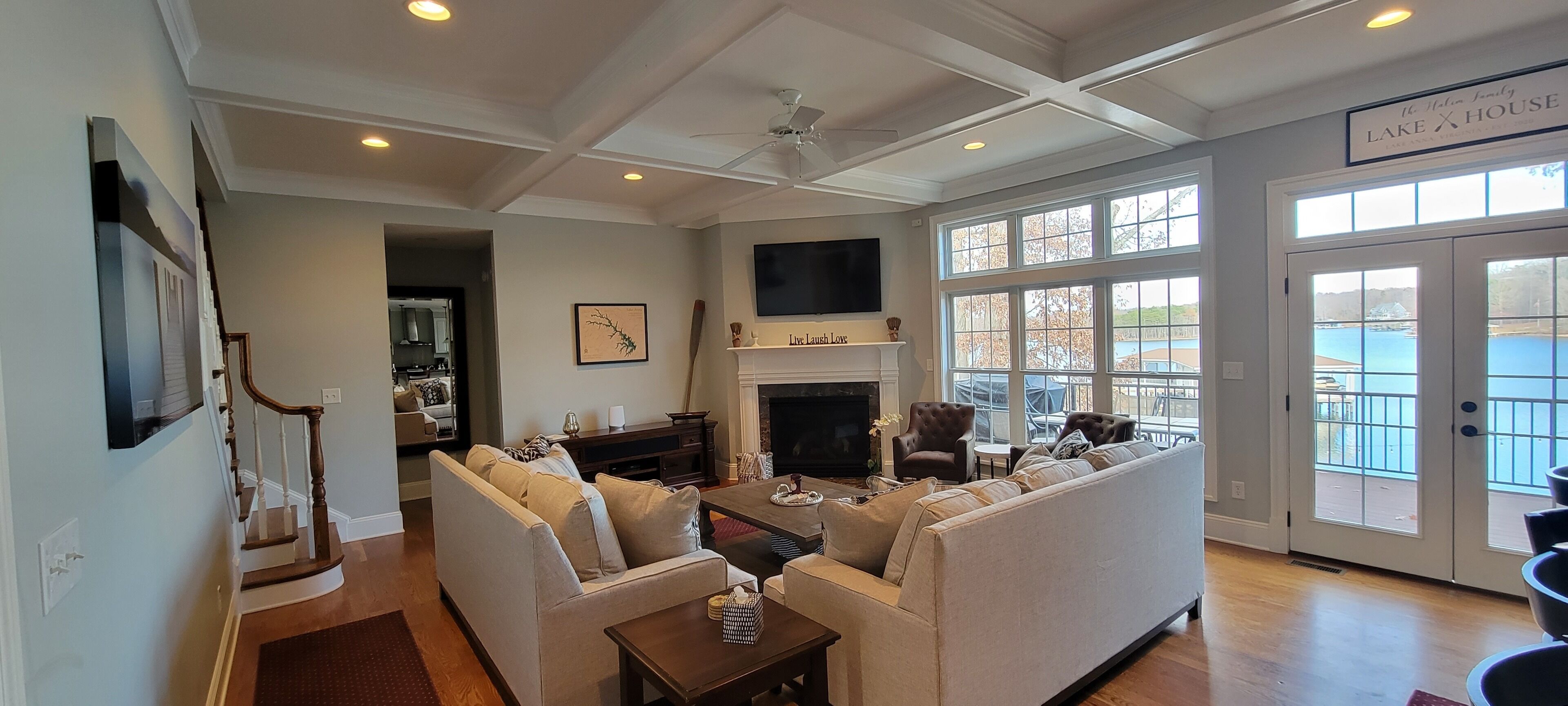 Smart-TV, peis, DVD-spiller og fotballspill