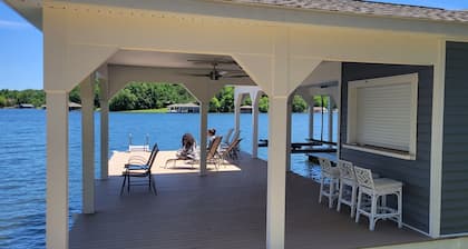 Lake Front Views 🔹 Boathouse 🔹 FirePit🔹 Private Beach 🔹 Theater Room