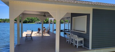 Lake Front Views 🔹 Boathouse 🔹 FirePit🔹 Private Beach 🔹 Theater Room