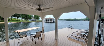Lake Front Views 🔹 Boathouse 🔹 FirePit🔹 Private Beach 🔹 Theater Room