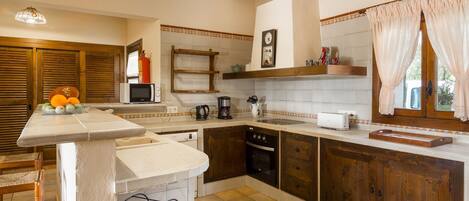 冷蔵庫、電子レンジ、オーブン、食器洗い機