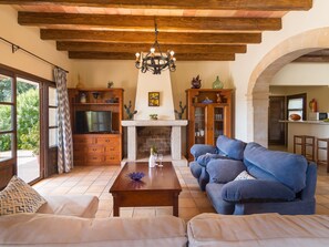 Fernseher, DVD-Player, Tischtennisplatte, Stereoanlage