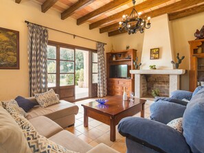 Télévision, lecteur de DVD, table de tennis de table, chaîne hi-fi