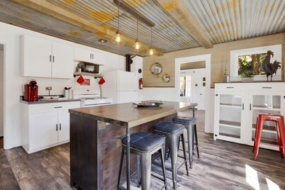 Super cute house in the heart of downtown New Castle!