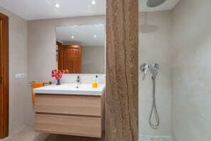 Ensemble baignoire-douche, séchoir à cheveux, bidet, serviettes fournies