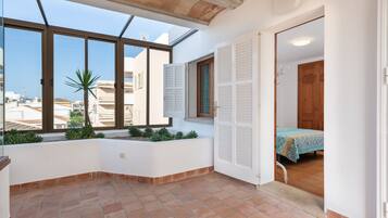 4 bedrooms, iron/ironing board, free WiFi, bed sheets