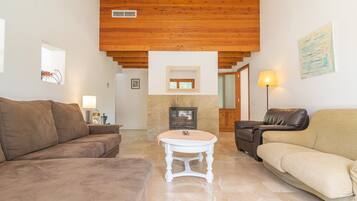 Télévision, table de tennis de table