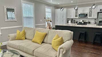 Een smart-tv, een open haard en een kantoor