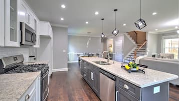 Een koelkast, een magnetron, een oven, een kookplaat