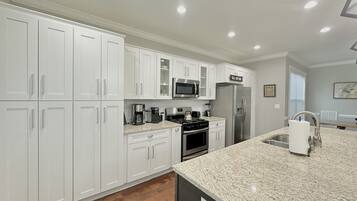 Een koelkast, een magnetron, een oven, een kookplaat