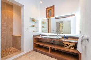 Ensemble douche/baignoire, sĂšche-cheveux, serviettes fournies